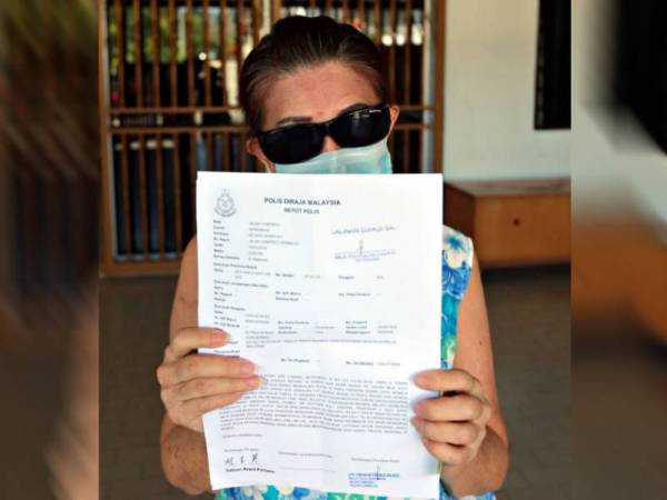 Low menunjukkan laporan polis yang dibuat untuk tindakan lanjut.