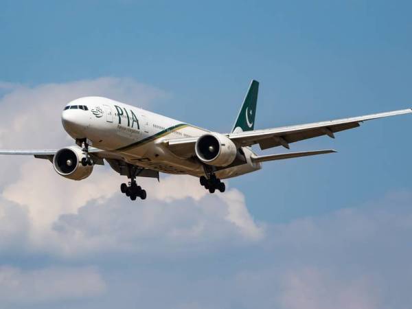 Pesawat Pakistan International Airlines (PIA) yang membawa rakyat Malaysia tiba di Lapangan Terbang Antarabangsa Kuala Lumpur (KLIA) pada 11.20 pagi semalam. - Foto 123RF