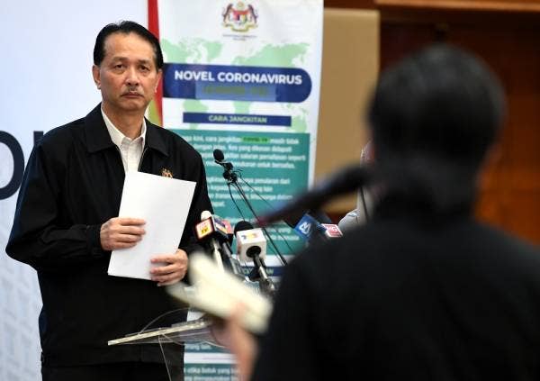 Dr Noor Hisham mendengar pertanyaan pemberita pada sidang media harian berkaitan jangkitan Covid-19 di Kementerian Kesihatan hari ini. -Foto Bernama