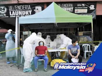 Petugas Kementerian Kesihatan  Malaysia (KKM) melakukan saringan Covid-19 ke atas penghuni Flat PKNS Blok A dan B, Kampung Baru
Foto: ROSLI TALIB
