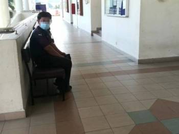 Seorang penghantar surat dikenakan hukuman khidmat masyarakat kerana gagal mematuhi permintaan pegawai terbabit untuk membekalkan maklumat berhubung dengan pencegahan dan pengawalan penyakit berjangkit.