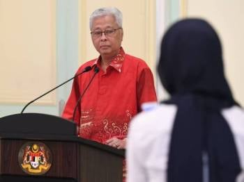 Menteri Kanan (Kluster Keselamatan) Datuk Seri Ismail Sabri Yaakob mendengar pertanyaan pemberita pada sidang media di bangunan Perdana Putra hari ini. - Foto Bernama
