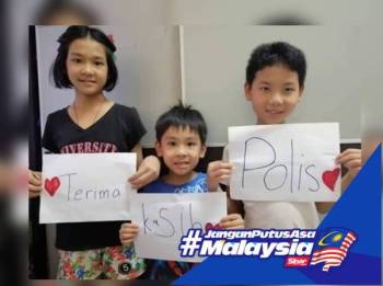 Dari kiri, Xin En, Jun Yuan dan Jun Wei menunjukkan kertas yang ditulis 'terima kasih polis' sebagai penghargaan kepada anggota keselamatan negara ini.
