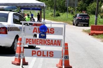 Kenderaan Polis Diraja Malaysia (PDRM) memasuki kawasan sekatan yang dilakukan di Kampung Sungai Lui Batu 21. -Foto Bernama