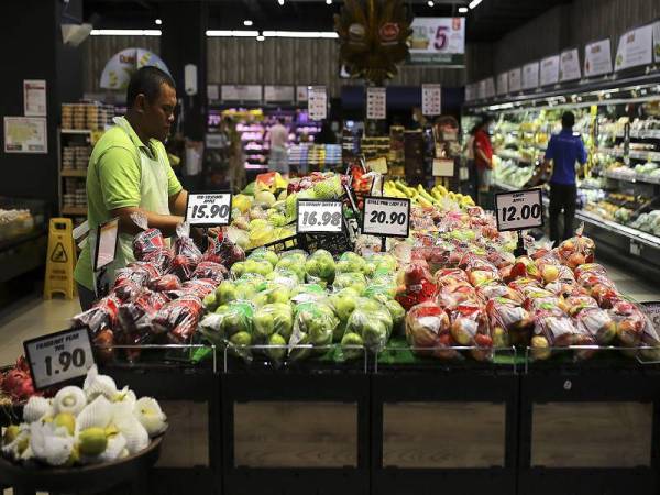 Kementerian Pertanian dan Industri Makanan (MOA) menyatakan bekalan barang keperluan basah dan kering adalah lebih daripada mencukupi seperti yang dinyatakan oleh Menteri Kanan (Kluster Keselamatan) Datuk Seri Ismail Sabri Yaakob pada sidang media harian COVID-19.- Foto Bernama