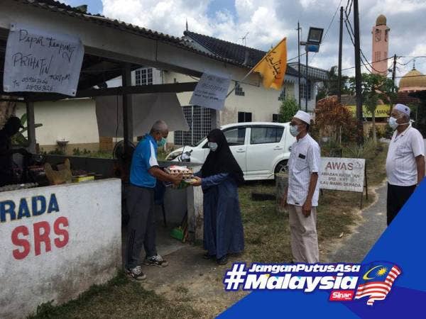 Penduduk kampung mendapatkan barangan keperluan di Dapur Prihatin. 