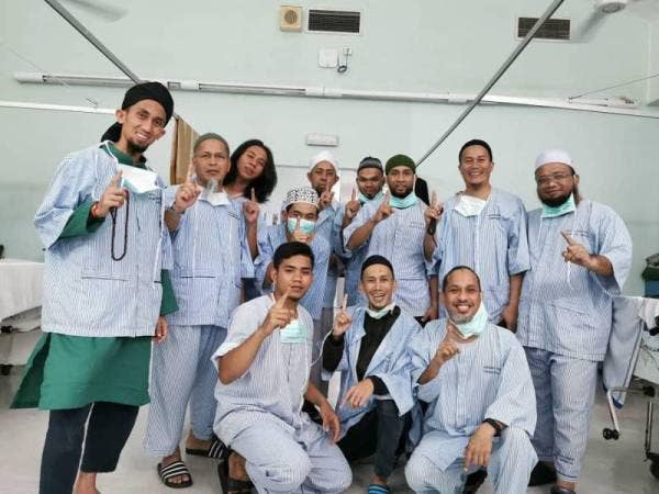 Mohd Abdul Salam (kanan) bersama 13 jemaah tabligh dari Kuantan ketika menjalani kuarantin di Hospital Miri, Sarawak kelmarin. 