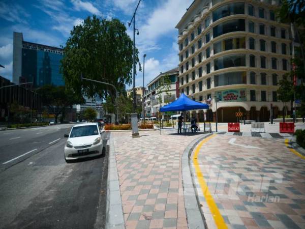 Laluan masuk ke Jalan Masjid India ditutup dari 500 meter ke lokasi Selangor dan Malayan Mansion hari ini. - FOTO SHARIFUDIN ABDUL RAHIM