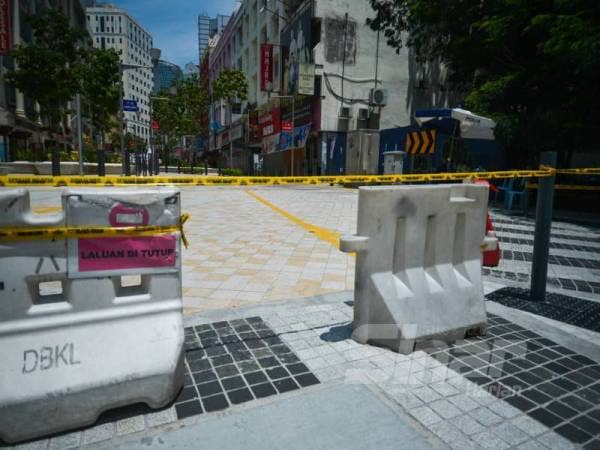 Laluan masuk ke Jalan Masjid India ditutup dari 500 meter ke lokasi Selangor dan Malayan Mansion hari ini. - FOTO SHARIFUDIN ABDUL RAHIM