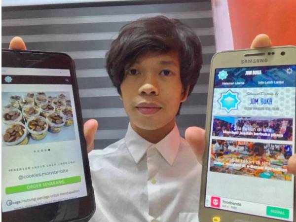 Muhammad Hafiz Shaifull Naim menunjukkan aplikasi 'JomBuka' di telefon pintar