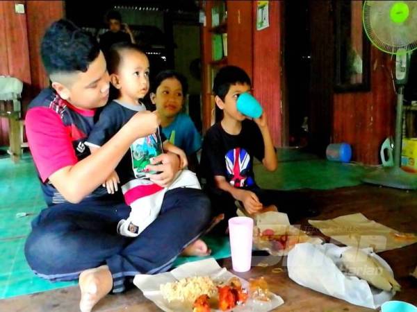 Mohamad Shakir Aidi menguruskan adik-adiknya selepas ketiadaan ibu. 