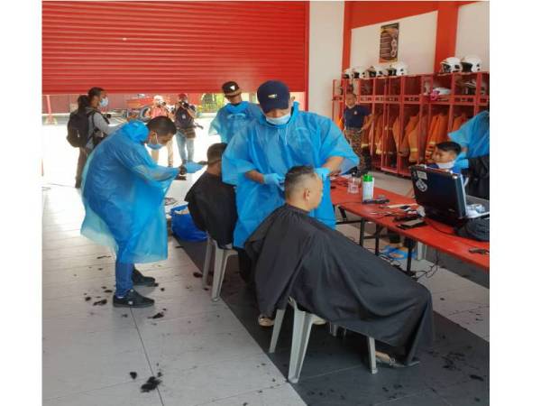 Tacib's Barbershops menyediakan perkhidmatan gunting rambut percuma kepada petugas barisan hadapan.