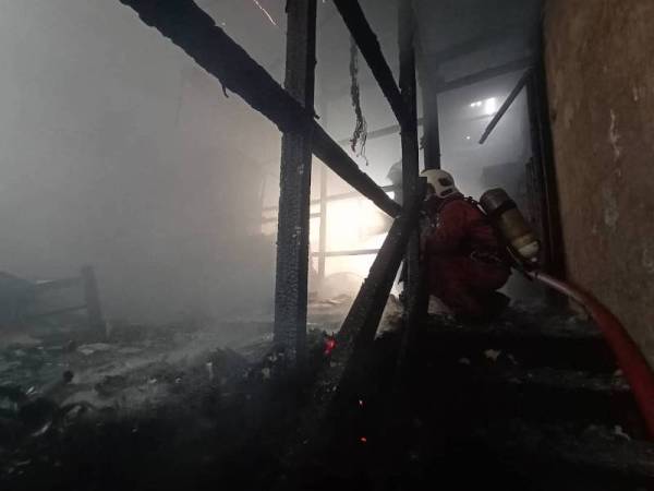 Anggota bomba membantu memadamkan kebakaran yang berlaku di sebuah rumah di Taman Serdang Raya pagi tadi .