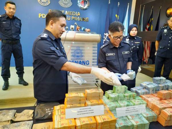 Sindiket tersebut turut menyembunyikan wang tunai bernilai RM878,236 di sebuah rumah di Bukit Tambun, SPS. 