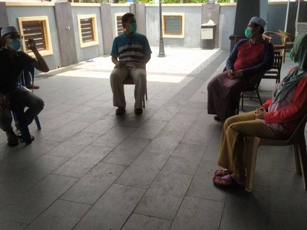 Mohd Firdaus berbincang dengan adik-beradiknya selepas selesai urusan pengebumian ayah mereka yang juga pengasas restoran Nasi Lan Kedah, di sini hari ini.