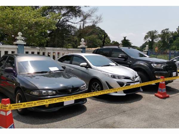 Polis menyita tiga kereta dimiliki tiga suspek disyaki terbabit dalam sindiket pengedaran dadah.