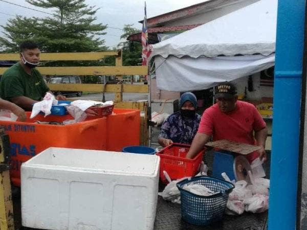 UMNO Hulu Langat beri ikan kepada penduduk yang menjalani PKPD Sungai Lui.