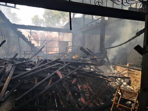 Dua rumah kedai musnah dalam kebakaran di Jalan Sanglang, Kampung Paya Pida 1, Kodiang, dekat sini hari ini.