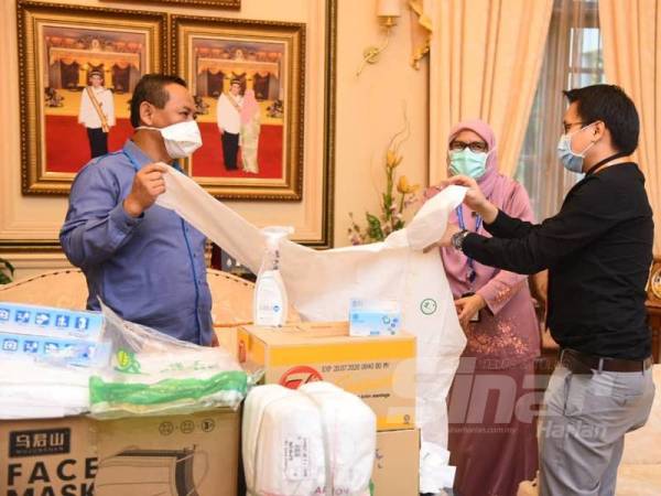 Aminuddin (kiri) melihat barangan yang disumbangkan 99 Speedmart Sdn Bhd untuk diserahkan kepada Hospital Tuanku Jaafar.