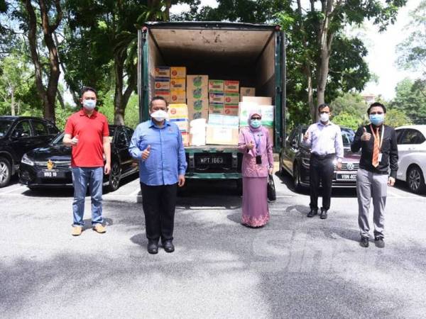 Aminuddin (dua dari kiri) ketika selepas selesai penyerahan sumbangan.