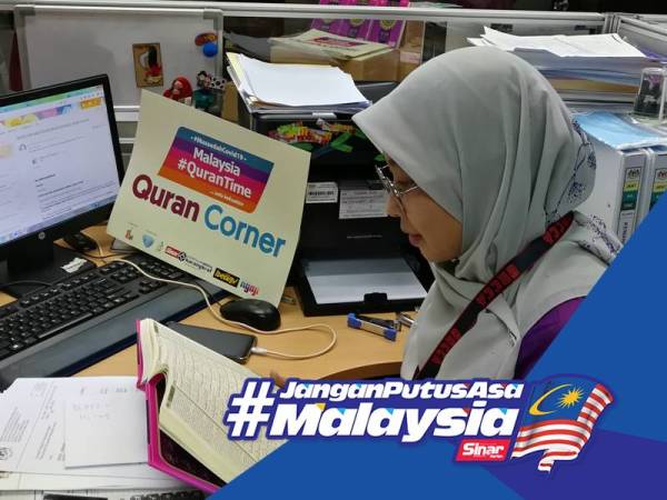 Kakitangan JKNT memanfaatkan masa dengan membaca al-Quran.