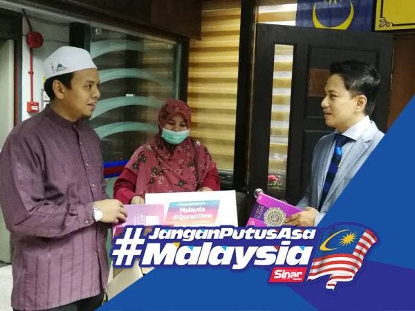 Najib (kiri) berkongsi pandangan dengan Dr Hasnan tentang program itu.
