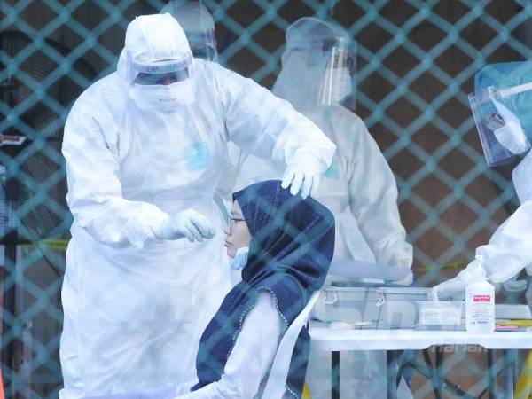 Kementerian Kesihatan (KKM) mempergiatkan tindakan dan aktiviti pengesanan jangkitan koronavirus (Covid-19) dalam kawasan yang dikenal pasti sebagai zon merah bagi mengekang virus tersebut dalam komuniti di kawasan itu.