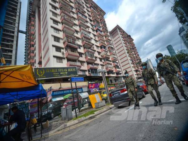 Anggota Angkatan Tentera Malaysia (ATM) membuat rondaan di sekitar Pangsapuri PKNS. - Foto SHARIFUDIN ABDUL RAHIM