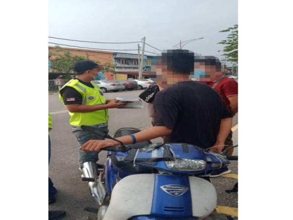 Tiga lelaki warga Indonesia di kawasan berhampiran Pasar Basah Pasir Penampang, Kuala Selangor semalam.