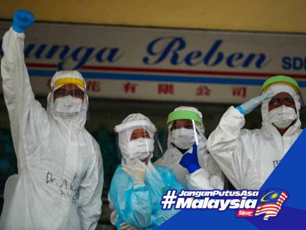 Petugas-petugas Kementerian Kesihatan tetap ceria menjalankan tugas mereka ketika tinjauan di Menara One City hari ini. - FOTO SHARIFUDIN ABDUL RAHIM