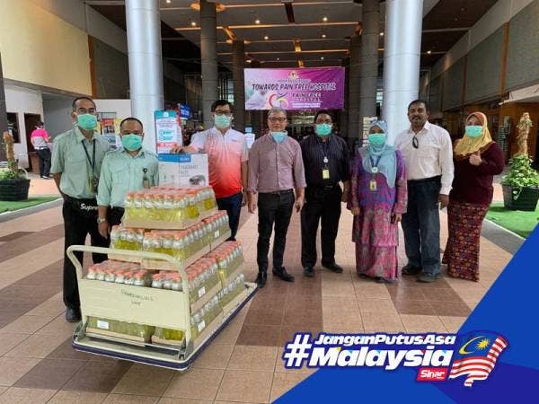 Wakil Etika mengedarkan minuman kepada petugas di Hospital Serdang, Hospital Ampang dan Hospital Putrajaya baru-baru ini.
