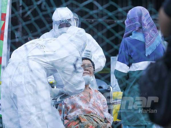 Petugas barisan hadapan bertungkus-lumus melakukan saringan bagi memastikan rantaian Covid-19 dapat diputuskan dan Malaysia bebas wabak berbahaya itu.