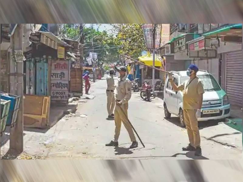 Polis sedang mengawal salah satu kawasan zon merah di New Delhi. -Foto Sumber Internet