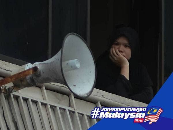 Seorang penghuni kelihatan termenung di tingkap Pangsapuri PKNS Kampong Bharu hari ini.Foto: SHARIFUDIN ABDUL RAHIM