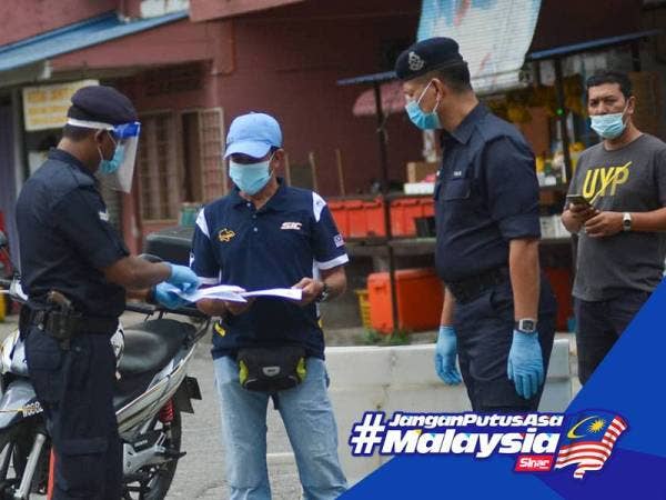 Anggota PDRM sedang mengawal dan memantau pergerakan keluar masuk di Pangsapuri PKNS Kampong Bharu hari ini. Foto: SHARIFUDIN ABDUL RAHIM