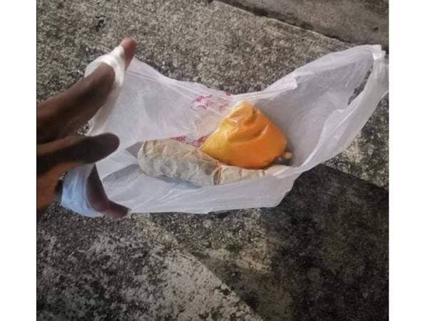 Tampil buat laporan polis selepas bungkusan yang dibawanya mengandungi peket dadah di Gombak kelmarin. - Foto tular Facebook