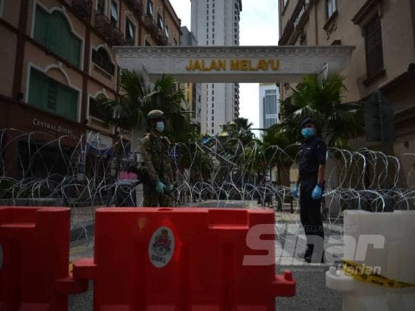 Seluruh susur masuk ke Jalan Masjid India ditutup dan dipasang kawat duri semalam berikutan PKPD.
Foto: SHARIFUDIN ABDUL RAHIM