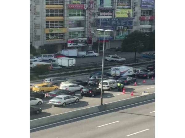 Sekatan jalan raya yang dijalankan oleh pihak polis di lokasi berkenaan.