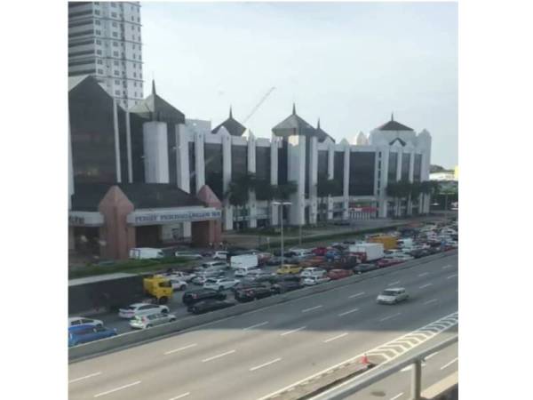 Kesesakan luar biasa dari Plaza Tol Puchong menuju ke IOI Mall hari ini.