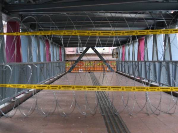 Laluan jejantas yang menghubungkan ke Selangor Mansion, Malayan Mansion dan Jalan Masjid India lengang ketika tinjauan ekoran Perintah Kawalan Pergerakan Diperketatkan (PKPD) bermula esok susulan peningkatan kes COVID-19 di lokasi itu.- Foto Bernama