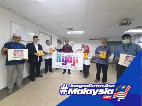 Asmayani (tiga dari kanan) mewakili JKN Pulau Pinang menerima 1,200 naskah al-Quran dari WUIF tadi.