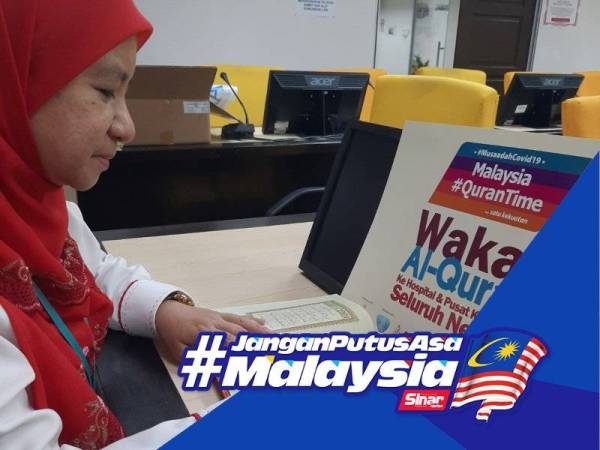 Asmayani sedang melihat al-Quran terjemahan mu'jam yang diterimanya.