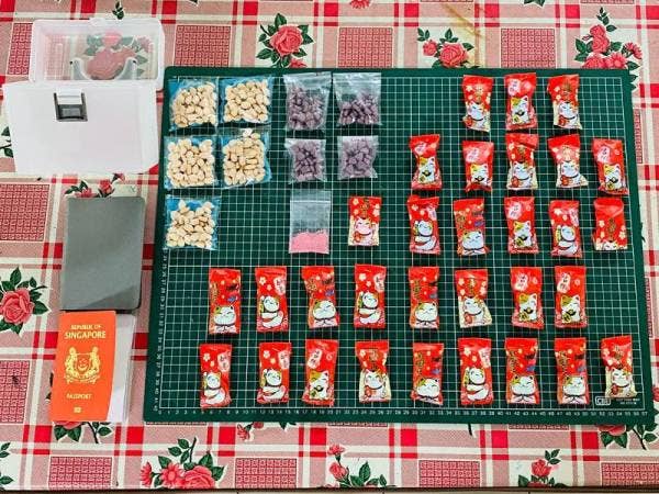 Dadah jenis pil ekstasi dan syabu antara yang dirampas daripada pasangan warga Singapura selepas pihak polis Johor menyerbu sebuah kondominium di Jalan Persiaran Danga, Teluk Danga, Johor Bahru semalam.