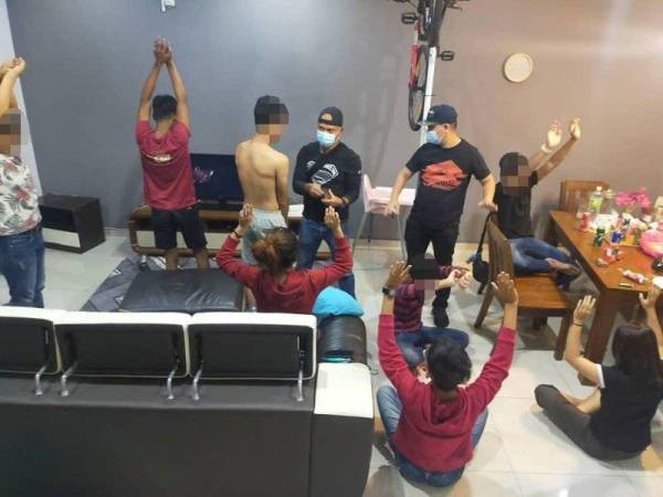 Pihak polis melakukan serbuan dan menahan 11 individu kerana menyertai pesta liar di sebuah homestay di kawasan Masai, Pasir Gudang, Johor tengah malam tadi.