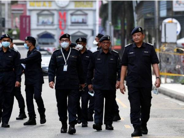 Abdul Hamid (depan, kanan) bersama Ketua Polis Kuala Lumpur Datuk Seri Mazlan Lazim (depan, kiri) membuat tinjauan di sekitar Masjid India yang dikenakan Perintah Kawalan Pergerakan Diperketatkan (PKPD) bermula esok susulan peningkatan kes Covid-19 di lokasi itu.- Foto Bernama