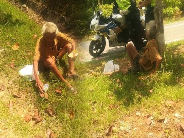 Mangsa ditemui dalam keadaan tidak bermaya di tepi jalan sebelum diselamatkan anggota polis Isnin lalu. - Foto Polis Lipis