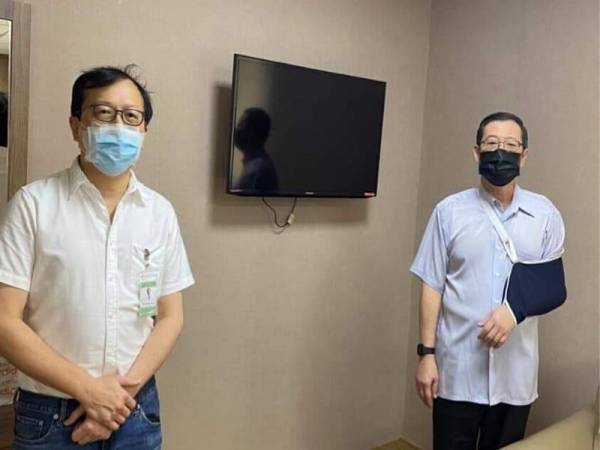Guan Eng (kanan) dibenarkan keluar dari hospital hari ini selepas selamat menjalani pembedahan bahu kiri.
