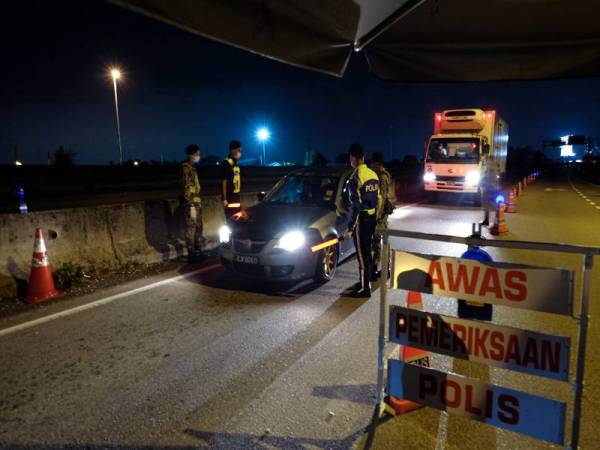 Unit Peronda PDRM melakukan rondaan bagi memastikan rakyat mematuhi Perintah Kawalan Pergerakan Perintah Kawalan Pergerakan (PKP) Fasa ketiga. -Foto Bernama