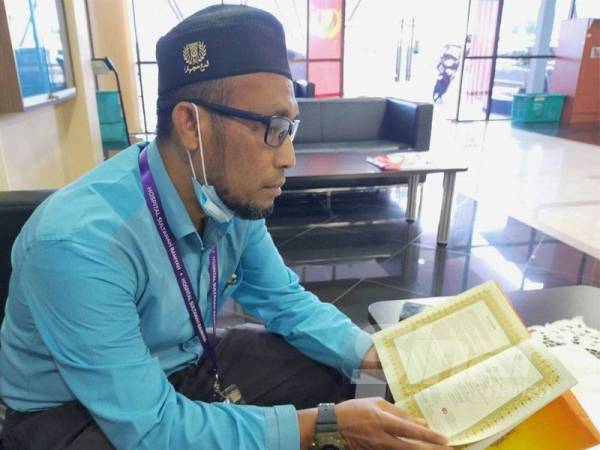 Ustaz Ismudi membaca al-Quran yang diterima di Blok A, JKN Kedah di sini hari ini.