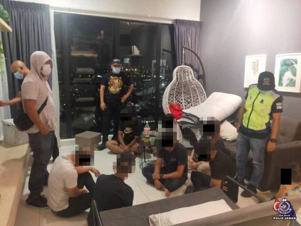 Lapan individu termasuk dua wanita ditahan selepas berpesta liar di dalam sebuah rumah inap desa (homestay) dalam satu serbuan di Johor Bahru, Johor awal pagi hari ini.